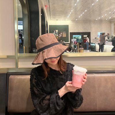 カフェと旅と勉強が趣味な会社員 🌹ゆるゆると楽しくマイペースに勉強を継続する記録📚宅建,マン管,簿記２級他取得済◎ 今はファンド関連の仕事👩‍💻海外で働いてみたい 🌏✈️→🇩🇪🇦🇹🇨🇿🇭🇺