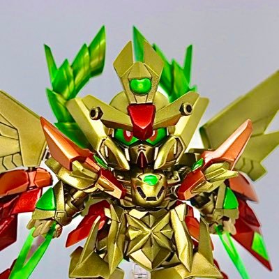 ガンプラが好きで、基本プラモ関係ばかりツイート。特にSDガンダムが好き。ガンダム好きになったのは外伝のOVAやガードダス、ボンボンがきっかけ。