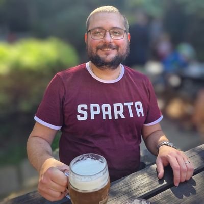 Absolvent TU v Liberci, programátor, fanoušek AC Sparta Praha a dobrého piva.