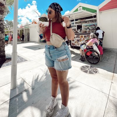 taylorkellz_'s profile picture. 25 🌈