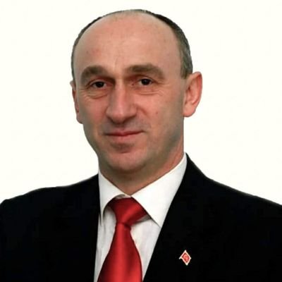 A.Ü.DTCF Mezunu,
Sanat Tarihi Öğretmeni,
Eğitimİş Üyesi,
KSED Başkanı,
KBD Başk.Yard,
Güneyce,Eğitim Vakfı Y.K.Ü,
Rize,İkizdere,Güneyce'li,
Ankara'da yaşıyor.