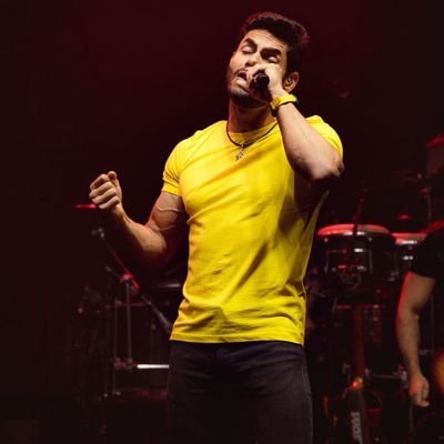 fan account Mantendo meus amigos por perto e meus inimigos mais perto ainda.