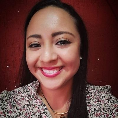 * Diseñadora y comunicóloga visual *
Cinéfila, necia, curiosa, gran creyente de la intuición