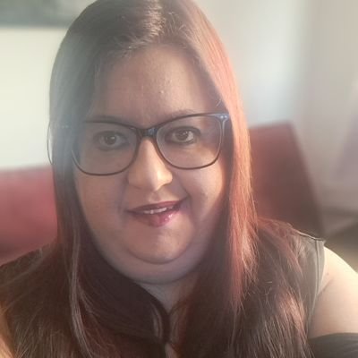 Ela/Dela. 40. Professora apaixonada. Leitora alucinada. Geek. 🌈