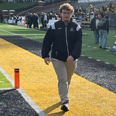 @Appstate_fb defensive recruiting analyst • DL/S specialist • New Orleans • DLS alum • Sports geek • Brother • “Take the chance while you still have the choice”