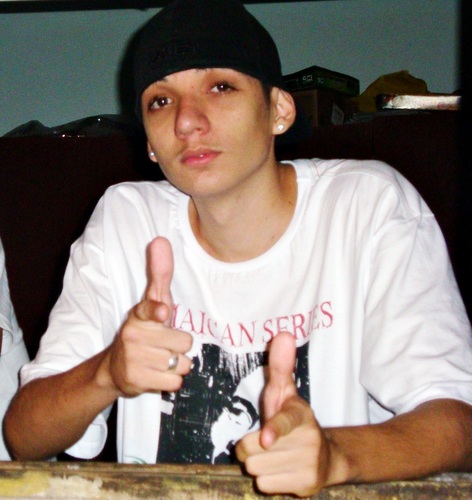 Os fortes também choram isso é tão comum. Os homens são sentimentais, entre mil eu sou mais um.

http://t.co/OtbCciBuZz