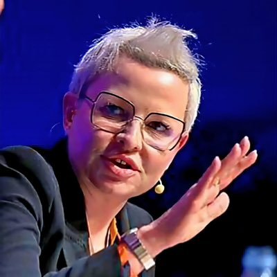 Była minister w MKiŚ, sekretarz stanu w KPRM, Pełnomocnik Rządu ds. Strategicznej Infrastruktury Energetycznej, podsekretarz stanu MKiŚ. Konto prywatne