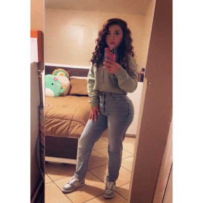 Elyzabeth_0324's profile picture. The less you care the happier you’ll be