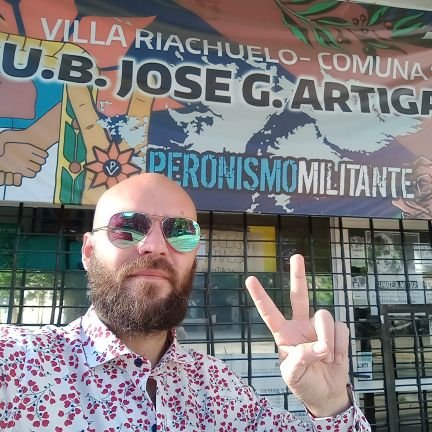 Peronista, Kirchnerista, y Bilardista.
Militante en Peronismo Militante.
Nacido en Ayacucho.