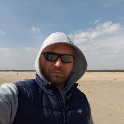 Wisła Kraków fan - Ze wszystkich rzeczy nieważnych, piłka nożna jest najważniejsza JP2, polityka z za zasłony obserwuje obie stron