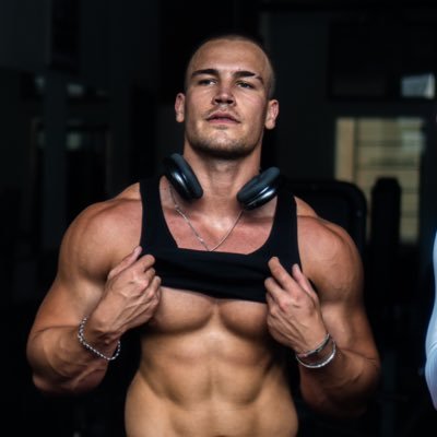 ChrisMouton_'s profile picture. ⚡️Helping men look like a bodybuilder 🔱 Perform like an athlete 🏆 1k+ coached with my Hybrid HERO System Help Here👇