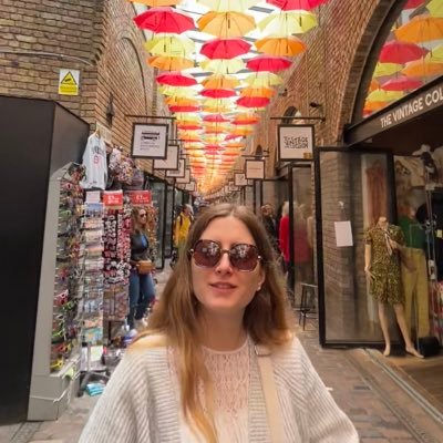 adelechvl's profile picture. 