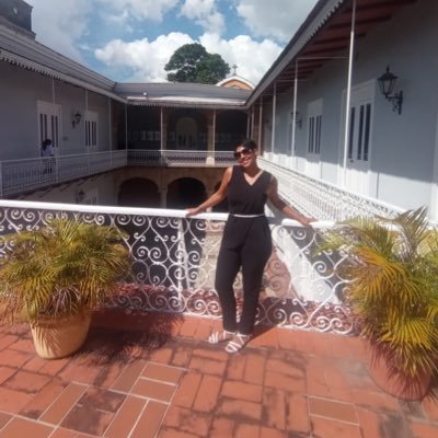 Uso el pronombre “Ella” Abogada y auxiliar docente, UBA 🇦🇷 Magister en estudios de género, Salamanca 🇪🇸 Feminista en construcción 💚 Gallina ⚪️🔴⚪️