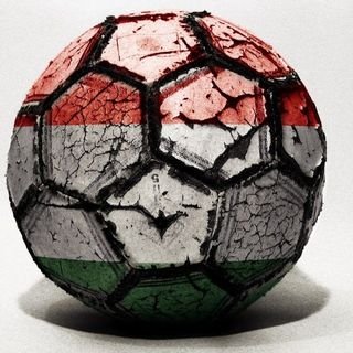 Strona poświęcona piłce nożnej i scenie kibicowskiej na Węgrzech. 

Od 2015 roku profil funkcjonuje także na Facebooku.