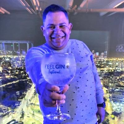 Ingeniero de telecomunicaciones, jodedor, rumbero y alegre, amante de una buena copa de vino y una buena conversacion...