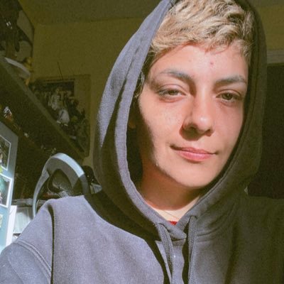 f_frn7's profile picture. هیچ...