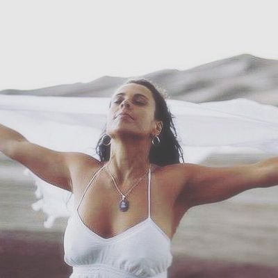 A musician, singer-song writer, astrologer, writer, Vipassana Yogi, mom, animal lover and dancer extraordinaire, plurilingüe, in love with harmonic arts.