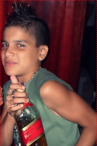 Sou rico, ja ganhei na mega sena 3 vezes, so ando de ferrari & sou muito mentiroso ! Segue ae Sigo de volta :)