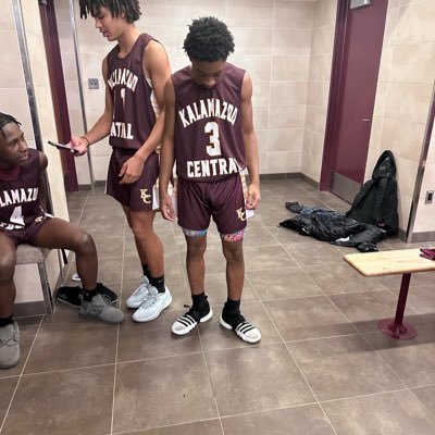 Kalamazoo central high school | c/o 2027 | 5’6 PG | email Daysuvy@icloud.com | number 269-568-9009 |