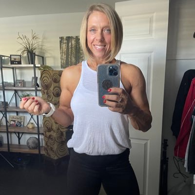 Personal trainer at @physiquesgym IFBB Women’s Physique Pro #personaltrainer#femalebodybuildingcoach