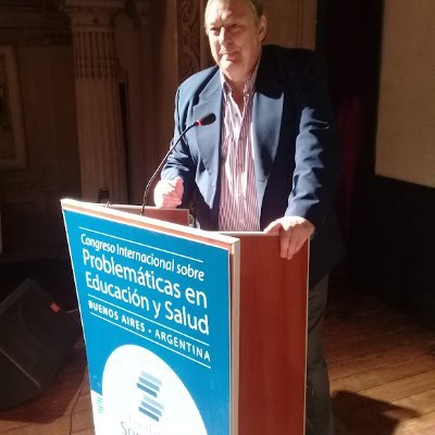 Doctor en Comunicación, Licenciado en Educación, Prof. Ed. Primaraia Esp. Adultos, Peronista, Hincha de San Lorenzo de Almagro