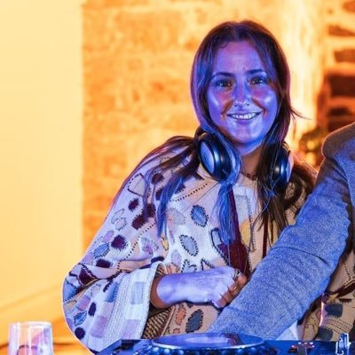 Professora (UCatolica), PhD Direito, advogada, portuense, chef por prazer, passou ao lado de uma grande carreira de Dj, CDS, deputada à Ass. Municipal Porto