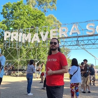 Viúva do Britpop e do Pop Punk. Cadelinha do Placebo, amante do Metric e apaixonado por Britney Spears.
