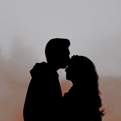 ضحكتُها ك أعمدة ، إنارة تضيئ ، في شوارع قلبي المعتمة .. 🤍