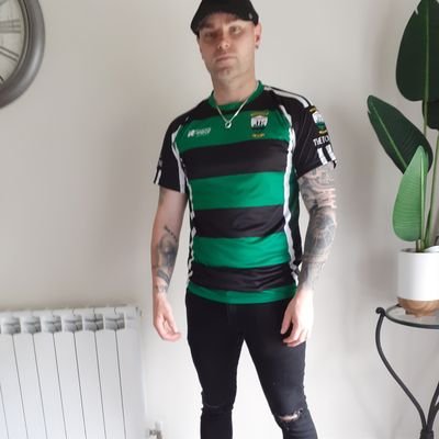 Bass player wannabe..MMA fan.. Sheffield Wednesday fan. Sinn Fein member