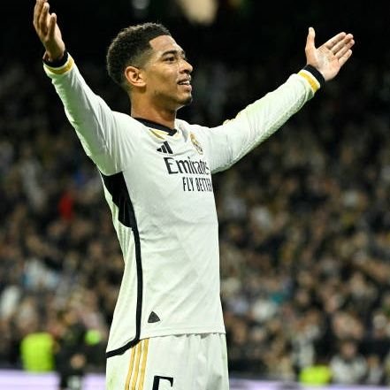 Me gusta la música electrónica yjugar clash royal 🌠🏆 futbol ⚽100% hala Madrid ⚪💯🖤🧡