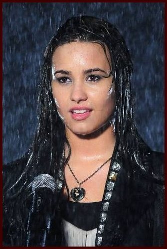 Sou fã da garota que sofreu bulimia,transtorno bipolar,bullying,e mesmo assim nunca negou um sorriso...#STAYSTRONG