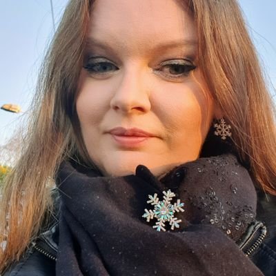 Scottish, bookaholic 📚 Red Dwarf nerd 🚀skating fan ⛸️ foodie & sloth. Only goes out for theatre 🎭 acc: @Lisa_Theatre More active on insta Lisa in the Theatre