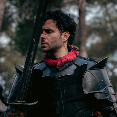 29. Professional Bartender. Máster de Rol de D&D y Cyberpunk. Jugador de larp y de videojuegos a partes iguales. 
Profundamente enamorado de una cleriga de Sune