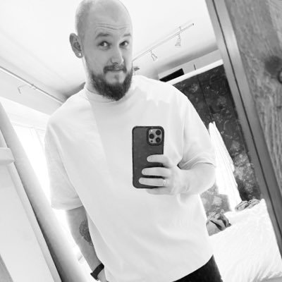 SimonElvin's profile picture. MUFC SUPPORTER AND ALL ROUND GEEK Bethany Worrall - The Harley Quinn to my Joker💝