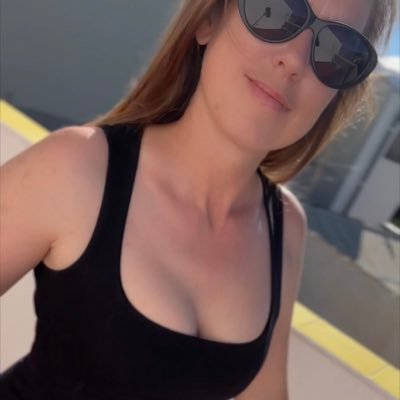 emilymom75's profile picture. 50 y/o single Mom next door. Experienced and confident I know how to put a smile on your face 💌😊
