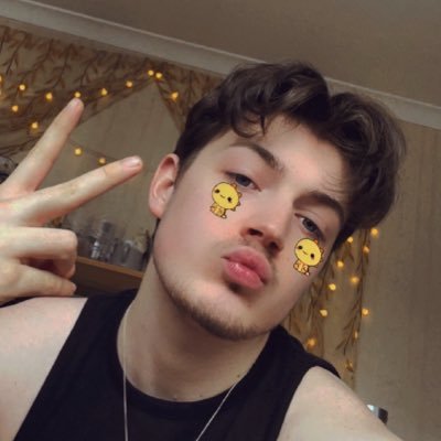 LewisSalmon22's profile picture. 22 | I tweet dumb sh*t… my left tit belongs to @thiccycas 🧸