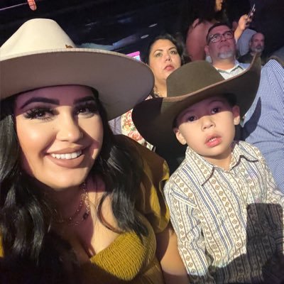 liam michael’s momma 👩👦 RN 👩🏻⚕️ “i’m not a regular mom i’m a ✨cool✨ mom” 💗
