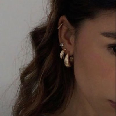 leonaseyy's profile picture. 