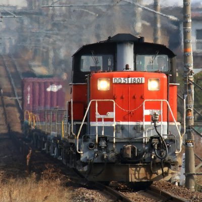 構内機関車の乗務員。鉄道、航空機、船等の陸海空の動くものなら何でも。スイッチが入れば長続きするタイプの人。ホームベースはJR神戸線。EOS R6.R/RF24-240mm F4-6.3 IS USM/EF70-200 F2.8L IS III USM/EF100-400mm F4.5-5.6L IS IIを主に運用中