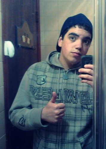 alestongpa's profile picture. Fala sério ! Como vou resumir minha vida aki no twitter ? *