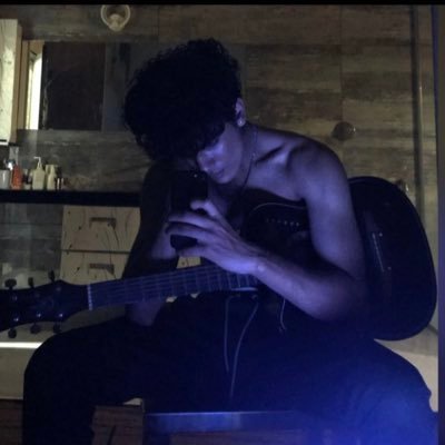 Bruisedwayneee's profile picture. some of us are looking at the stars