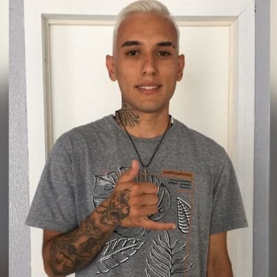 Eu não me importo que falem mal de mim pelas costas, porque atrás de um portão qualquer cachorro late !! 🧠😉