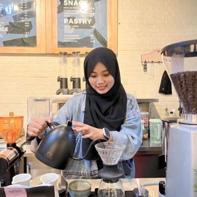 oissme's profile picture. ig: https://t.co/4TEWMTurnW jual beli iphone original  💯 cod tangerang kota/jkt. jauh rekber tokopedia. happy shopping 💖🛍️ (hati2 banyak penipu pake fotoku)