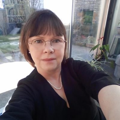 Trismégiste. Féministe. Fantaisiste. Et plein d'autres choses en iste. Vous pouvez m'appeler Louise XIV, aussi.