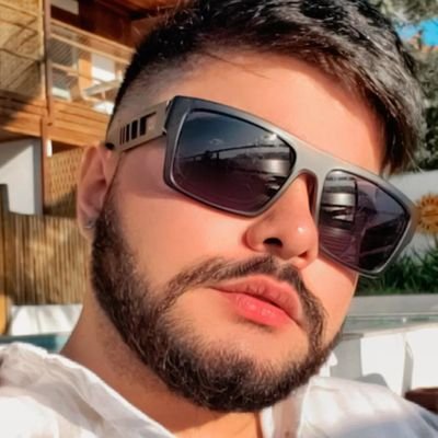30 anos, leonino.