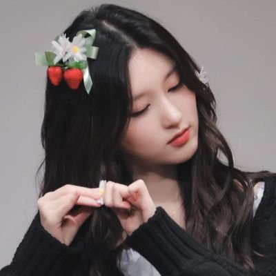 AFuturePerfect's profile picture. Obsessed kay Kim Gaeul, diko alam bakit