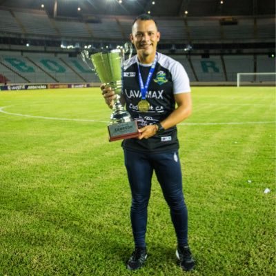 Venezolano 🇻🇪 Entrenador de Fútbol ⚽️📚 Todo lo que Sucede Conviene 🙏🏻🌎