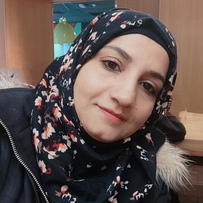 كاتبة وروائية يمنية
(أنا نواة تمرِ دفنت في هذا الوطن كي تصبح نخلة باسقة يوما.
لست سوى بخار ماء تكاثف على سطح الحياة البارد القاسي فصار .. أنا )