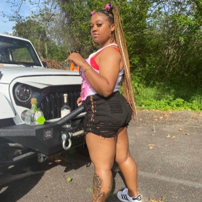 Bratty asf 💁🏾♀️ 5’1 fun size 🥵 FREE SPIRIT 🤍 Lover girl🥰 WOMEN ONLY ‼️ Follow me on SC @headhuntahh_94