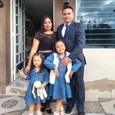 Papá de Gabriela y Paula. Esposo de Nataly Nore. Médico general.